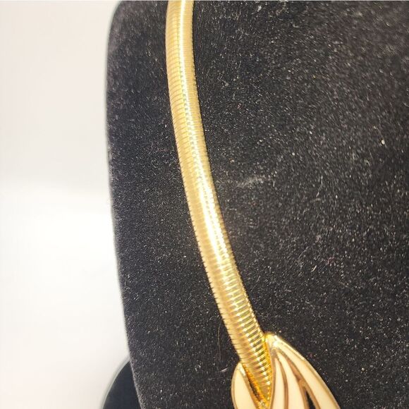 VTG 90's Trifari Omega Chain Green and White Enamel Swirl Choker Necklace - Picture 4 of 13